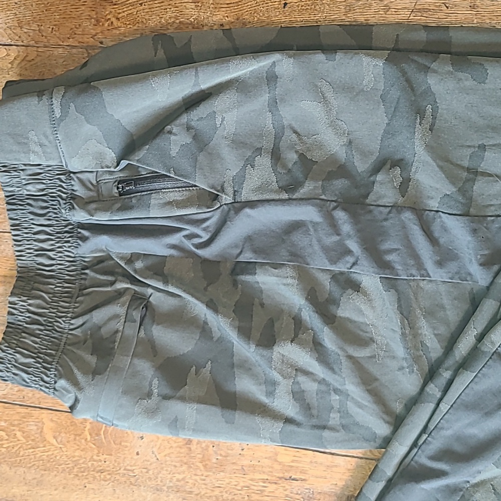Athleta Brooklyn Textured Lined Jogger in Camo Green Stretch Ankle Length Size 2